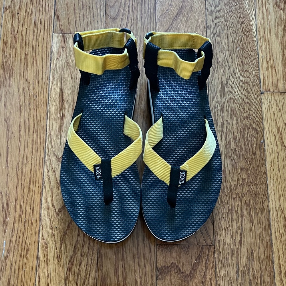 EUC flatform Teva sandals size 11